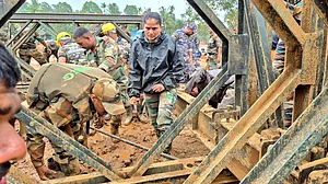 X/@PRODefNgp
: Maj Seeta Shelke along with her team of Engineers Regiment of Indian Army in the process of building bridge for relief ops